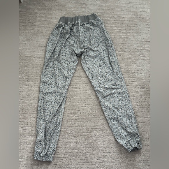 RARE Lululemon Bring Back The Track Pant in Fleur Silver Spoon Ambient Size 8 - Picture 3 of 7